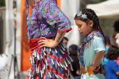 FM468FN-LR-114-Woman-and-child-dancers